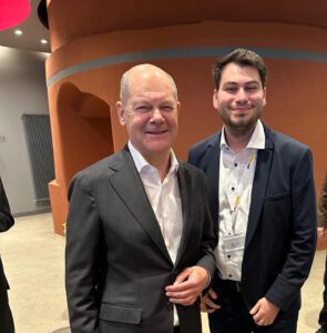 Bild vom Kreisvorsitzenden Malik Tümkaya und dem Bundeskanzler Olaf Scholz